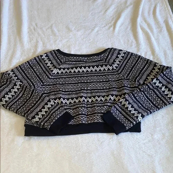 Forever 21 Cropped Long Sleeve - Picture 3 of 3